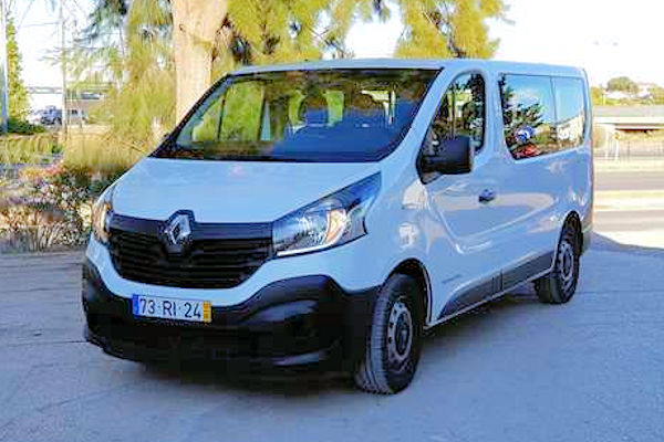 A white Renault Trafic sitting on the driveway at Zitauto