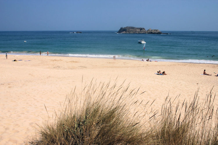 Without doubt, one of the prettiest beaches in the Algarve due to its white-blonde fine sand and clear blue sea
