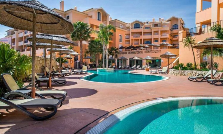estrela-da-luz doc Though the hotel is large, there is plenty of space on the public terrace for sunbeds, loungers and swimming pools