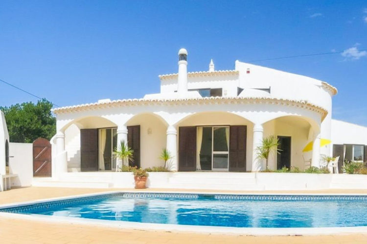 Sonhos-Ext-13-1050 The white villa of Sonhos looks splendid with the shimmering blue swimming pool and clear blue sky