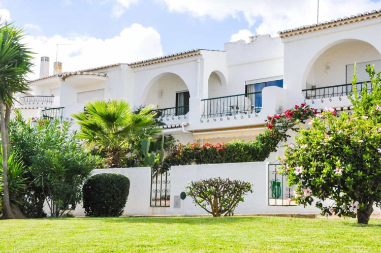Waterside-Exterior-Star-Villa-Holidays-Algarve-1-of-5-2. - 1050 Waterside Luz apartment 4K overlooking the green grass and accompanying trees