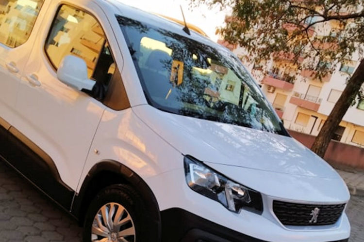 A large white Peugeot perfect for Faro airport transfers