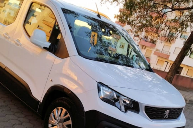7seas1050 A large white Peugeot perfect for Faro airport transfers